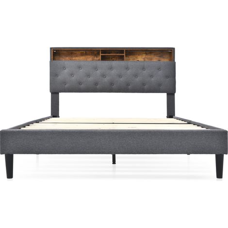 Lit double. Espace de rangement au-dessus du lit. Lit équipé d’un éclairage LED. Structure du lit en bois. Taille des lattes : 140×200 cm. Couleur grise (avec matelas). (1/5)