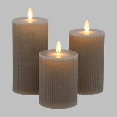 Lot de 3 Bougies LED Flamme scintillante Ø7,5cm H10/12,5/15cm avec nervures Cire taupe avec télécommande (1/5)