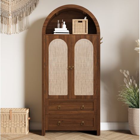 Buffet 80x40x180 cm noyer en MDF avec portes en rotin, étagères ouvertes, doubles tiroirs et crochets latéraux (1/5)