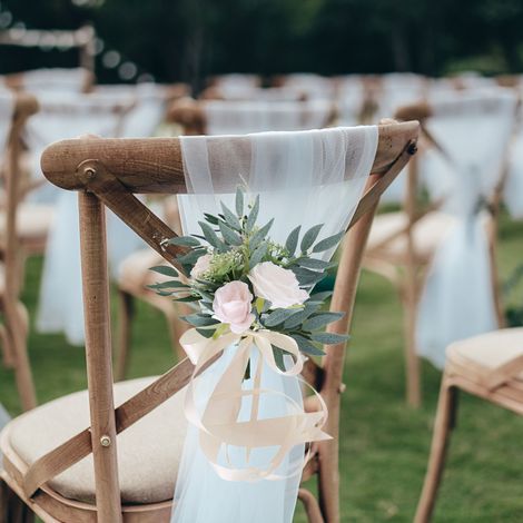 Set mit künstlichen Blumen für Stuhllehnen und Gangdekorationen für Hochzeiten (1/5)