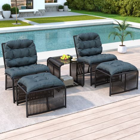 5-teiliges Outdoor Gartenmöbel Set mit Tisch und 2 Stühlen inkl. 2 Hocker, Eisenrahmen & PE-Rattan, mit Kissen und Glasplatte – Balkonmöbel Loungeset für Terrasse, Garten und Balkon, wetterfest & komf