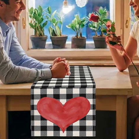 Chemin de table romantique en forme de cœur, idéal pour la Saint-Valentin, les mariages, les fêtes, les pique-niques et autres occasions spéciales. 33 x 183 cm. (1/5)