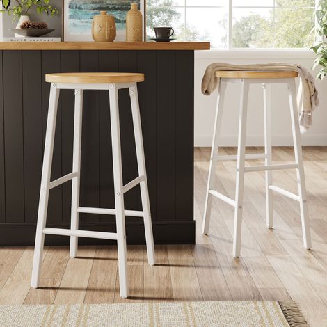 Juego de 2 taburetes de bar con asiento de aspecto de madera, 63cm, soporta hasta 150kg por taburete, con dos reposapiés y pies ajustables, marco de metal blanco (1/5)