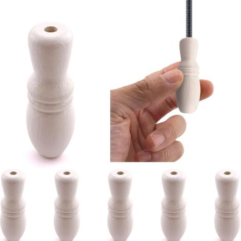 6 stores vénitiens avec poignées en corde de bois, 6 morceaux de corde en bois teintée naturellement avec pompons, une boule suspendue en bois en forme de vase et des stores à enrouleur.