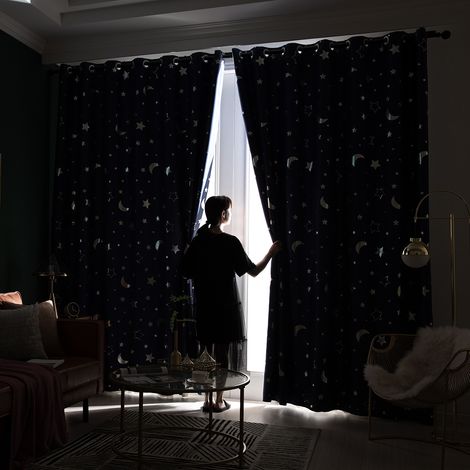 Rideaux occultants (lot de 2) à motif étoiles et lune argentées, parfaits pour la chambre ou le salon. Isolation thermique et occultation garanties. (1/2)