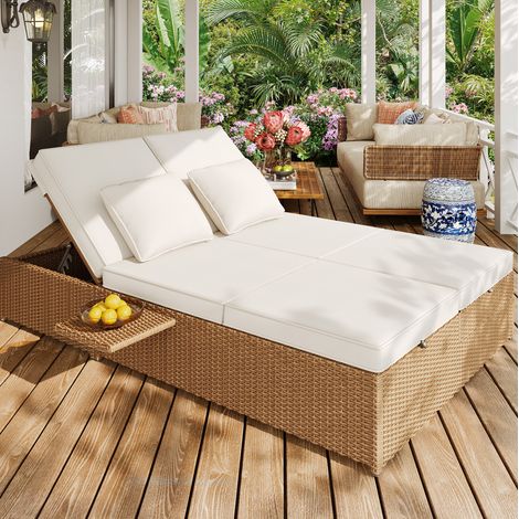 Gartenliege aus Polyrattan weiß mit Kissen, verstellbaren Rückenlehnen und abnehmbarem Beistelltisch (1/5)