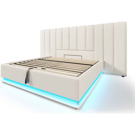 Lit double coffre capitonné 180×200 cm en PU blanc. Équipé d'un éclairage LED pilotable via application et de ports de charge USB-C. Cadre avec sommier à lattes, matelas inclus, sans table de chevet.