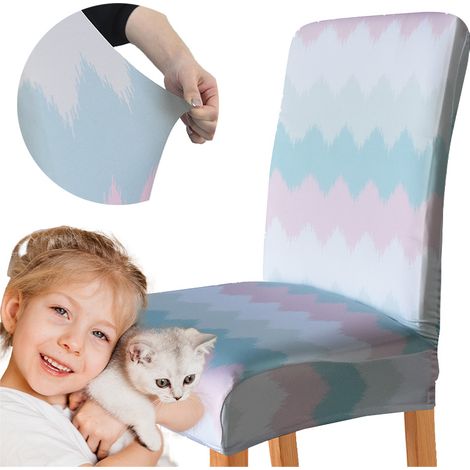 Funda para silla con estampado de zigzag en tonos pastel.