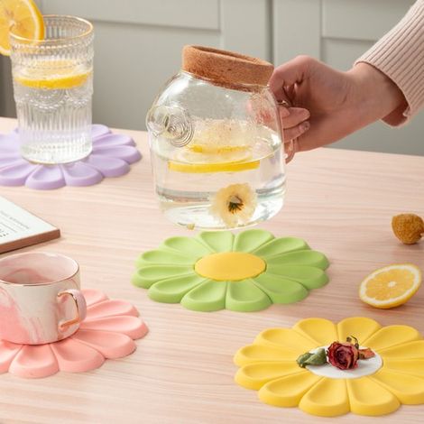 Set mit 4 Silikon-Untersetzern in Blumenform (9,5 cm), hitzebeständig und rutschfest, in 4 bunten Farben, für Gläser, Tassen und Teekannen (1/5)