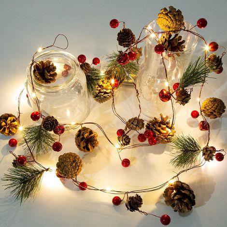 Künstlicher Weihnachtskranz mit Lichtern – batteriebetrieben – Vorbeleuchteter Kranz mit 20 LED-Lichtern, roten Beeren, Tannenzapfen, Tannennadel-Dekoration (1/5)