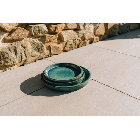 Soucoupe ronde 24cm bleu océan faite à la main en terre cuite émaillée