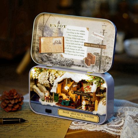 DIY Miniatur-Puppenhaus aus einer handgefertigten Box im Stil der guten alten Zeit (Winterwanderung) (1/5)
