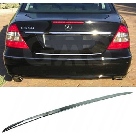 Embellecedor cromado en el portón trasero del Mercedes Clase E W211 Sedán (1/4)