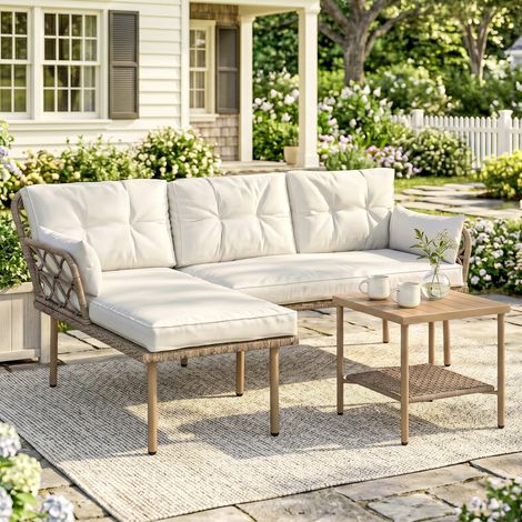 Ensemble de jardin 3 pièces avec méridienne, canapé, coussins et table basse, en rotin et acier, blanc crème et bois. (1/5)