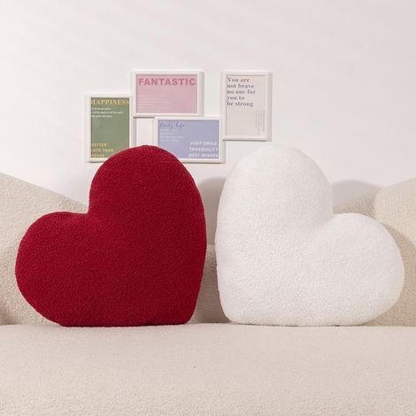 Deux coussins décoratifs en forme de cœur, blancs et rouges, en peluche, convenant aux canapés, lits, chaises, sols et salons. (1/5)