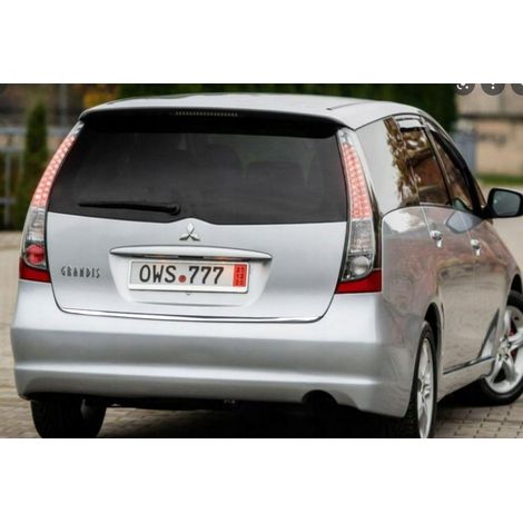 Mitsubishi Grandis - Tira cromada para el portón trasero (1/3)