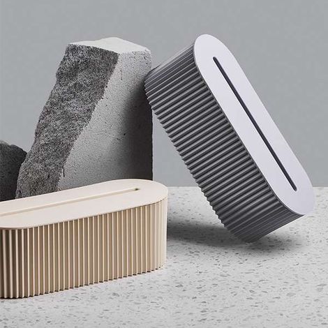 Disponible en deux couleurs : blanc et gris-bleu. Matière : plastique. Boîtier de rangement pour cordon d’alimentation/électrodes, multiprise, support de bureau.