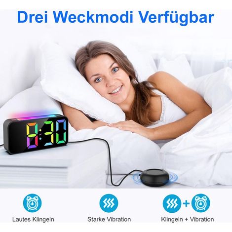 Questa sveglia vibrante RGB è pensata per la camera da letto. È dotata di un volume di 100 decibel, luminosità regolabile, due sveglie e funzione snooze, risultando adatta a chi ha problemi di udito e (1/4)