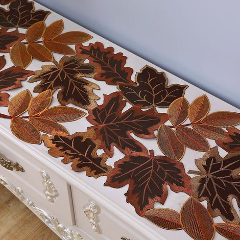 Los fabricantes venden manteles individuales bordados para recortar, banderines navideños para mesa, manteles de Acción de Gracias y discos de calabaza para decoración. (1/5)