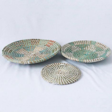 Lot de 3 paniers muraux décoratifs bohèmes tressés, faits main, ronds, en jonc de mer, à suspendre, pour fruits et desserts, pour salon, chambre ou cuisine. (1/4)