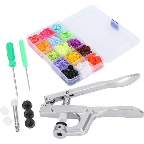 Kit de boutons-pression comprenant une machine à coudre, une pince à presser manuelle et un ensemble d'outils.