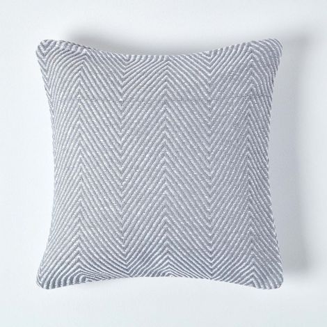 HOMESCAPES Grauer Kissenbezug Halden aus Baumwolle mit Chevronmuster, 45 x 45 cm