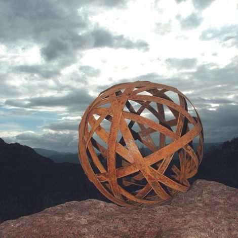 Jardinex – Boule déco jardin métal ajourée 50 cm – Acier corten – Aspect brut oxydé – S'installe facilement au sol
