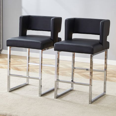 Un lot de deux tabourets de bar noirs de style nordique, caractérisés par un design carré associé à des pieds en métal argenté. À la fois légers et confortables, ils sont conçus spécifiquement pour ré