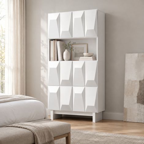 Vitrine blanche en panneau de particules, 4 portes à relief géométrique, compartiment ouvert, étagère réglable, format étroit pour salon, bureau et entrée – CHICFURN (1/5)