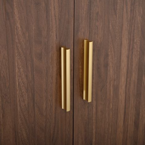 Composé d’un meuble de rangement avec des motifs en relief verticals, deux portes coulissantes, deux tiroirs, des pieds en bois massif… Un meuble de rangement arrondi, parfait pour la salle à manger.