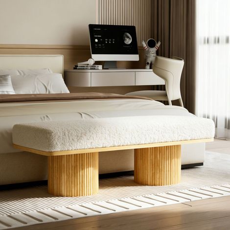 Banc moderne et moelleux, avec un socle en bois massif. Assise tapissée de duveteux tissus en fausse fourrure. Idéal pour l’entrée du lit. Design en couleur crème.