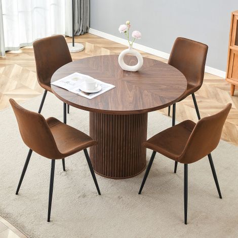 Ensemble minimaliste composé d'une table ronde et de quatre chaises. Table ronde en MDF de 100 cm de diamètre, aspect noyer. Chaises assorties en tissu technique, assise plus large. (1/5)