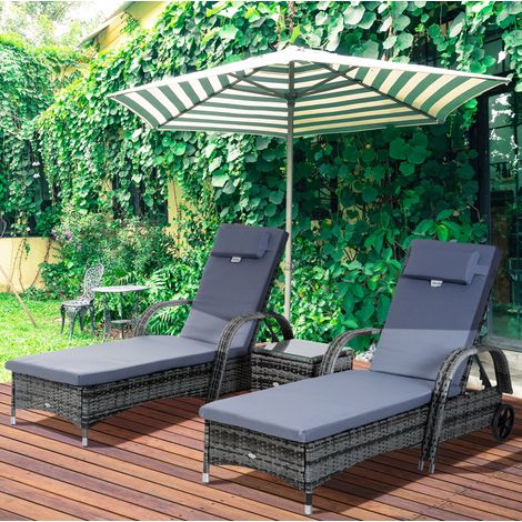 Set di 2 lettini prendisole con tavolino, schienali regolabili, cuscini, ruote, polyrattan e metallo grigio (1/5)