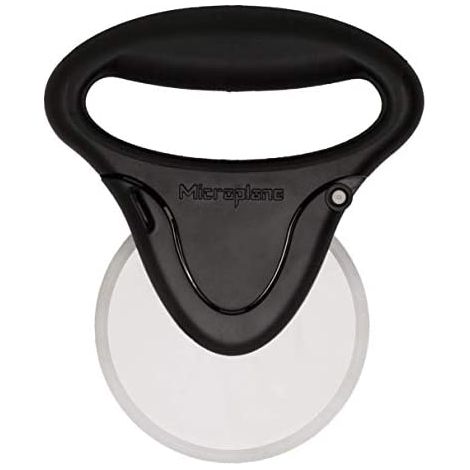 Microplane Roulette à pizza lame inox manche noir ergonomique (1/4)