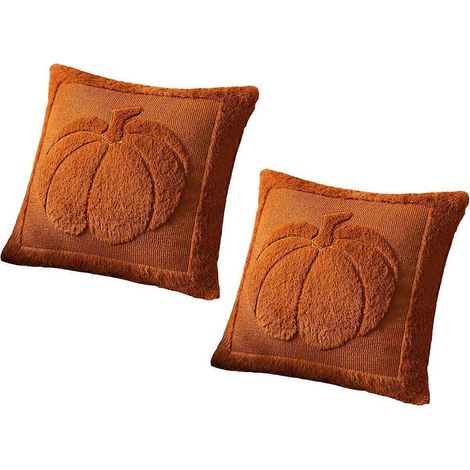 Set aus 2 beigefarbenen Herbstkissenbezügen mit gesticktem Kürbismuster aus weichem und flauschigem Kunstleder. (1/5)