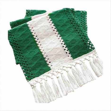 Nappe verte à franges pour la décoration d'une maison de campagne (1/5)