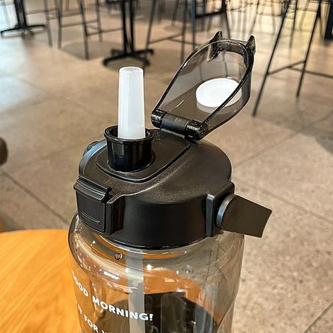 Große 2000-ml-Wasserflasche, auslaufsicher und hitzebeständig, mit Strohhalm und Zeitmarkierungen, schwarz, inspirierendes Design. (1/4)