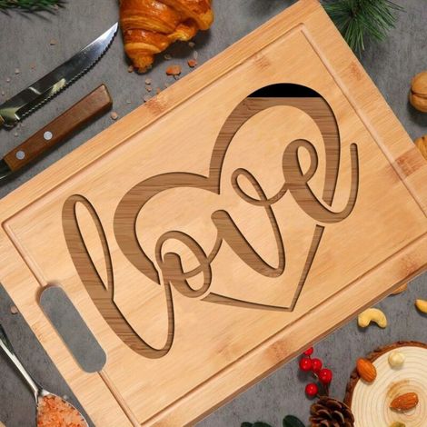 Planche bambou "LOVE" – Cadeau personnalisé pour elle ou lui (1/5)