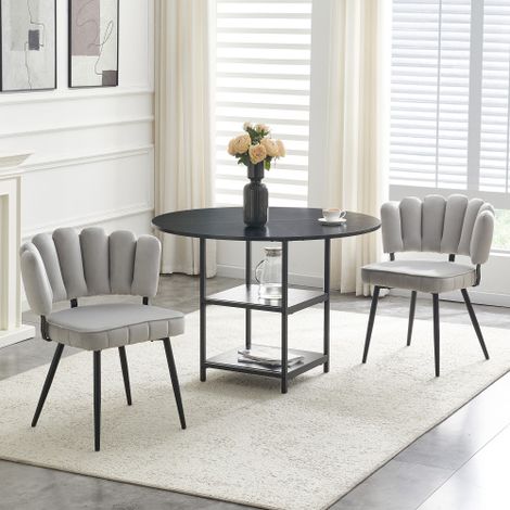 Ensemble table et chaises : Table de salle à manger ronde de 107 cm avec double niveau de rangement + 2 chaises de salle à manger gris clair avec dossier en tissu en forme de fleur – ensemble de style