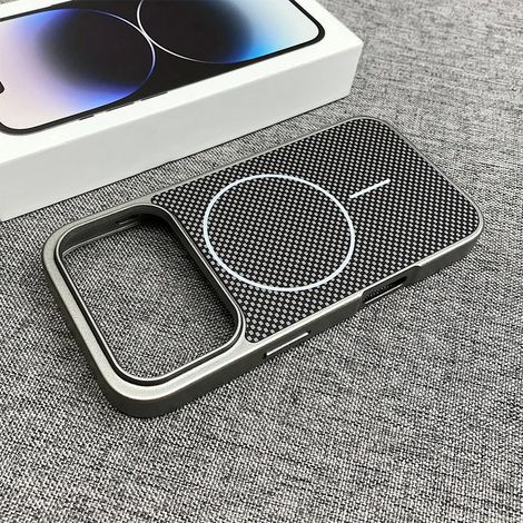 (Gris, iPhone 15 Pro) Coque MagSafe pour téléphone avec une luxueuse texture en fibre de carbone et une finition mate haut de gamme.