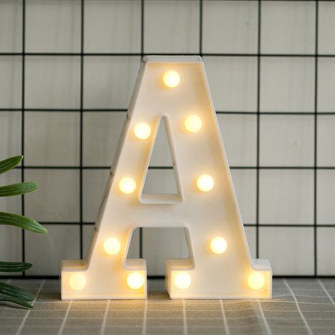 Lettere dell'alfabeto illuminate a LED su un supporto, con lampadine scintillanti a scopo decorativo.