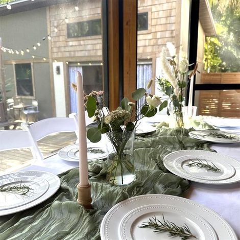 Tischläufer aus salbeigrünem Musselin – 90 x 300 cm – Weich, wiederverwendbar und elegant – Perfekt für Hochzeiten, Partys und als Dekoration für Ihr Zuhause (1/5)
