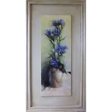 Composición pictórica de flores azul marino en un jarrón de 30 x 56 cm.