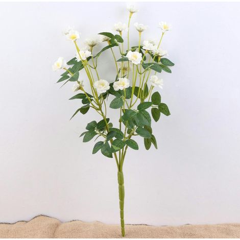 Un bouquet de 15 roses blanches artificielles avec tiges, idéal pour décorer un centre de table lors d'un mariage, une fête ou votre intérieur. D'une longueur de 36 cm, cette composition florale éléga (1/5)