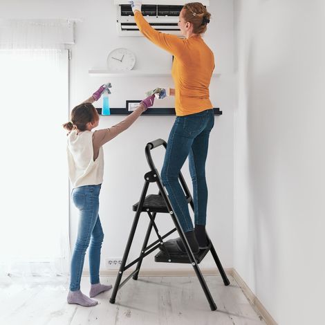 Escabeau 2 Marches Pliable 71 cm avec Poignée Rembourrée et Marche Antidérapante Échelle d'Outil en Métal Portable Charge 265 kg Noir CW3972 Maison Chic (1/3)