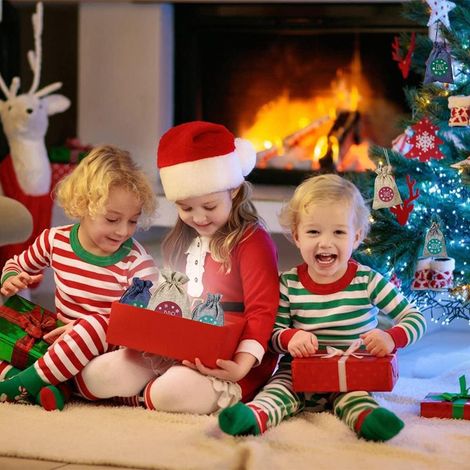 Lot de 24 sachets cadeaux de Noël pour calendrier de l'Avent, avec autocollants numérotés de 1 à 24 pour décorer murs, fenêtres et sapins de Noël. (1/5)
