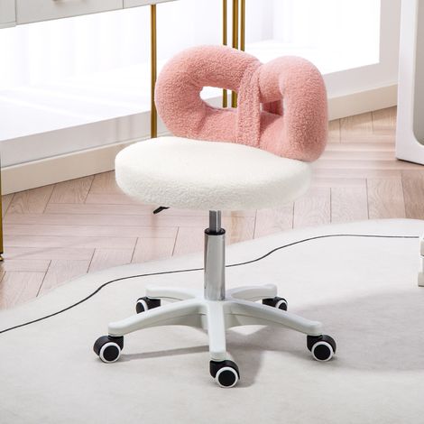 Sgabello con ruote, schienale regolabile in altezza (63-77 cm), rivestito in tessuto sherpa bianco e rosa. (1/5)