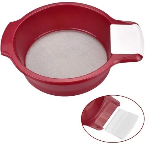 Setaccio rosso per farina con maglia fine in acciaio inox, 2 manici in plastica e raschietto, ideale per la preparazione di dolci. (1/5)