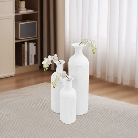 Ensemble de trois vases métalliques sur pied, vases métalliques modernes, vases pour compositions florales, vases de table. (1/5)