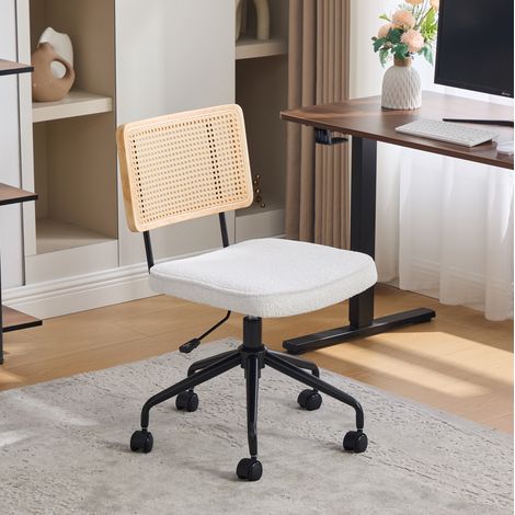 Sedia da ufficio girevole in rattan e chenille, schienale intrecciato, base con ruote, avorio (1/5)